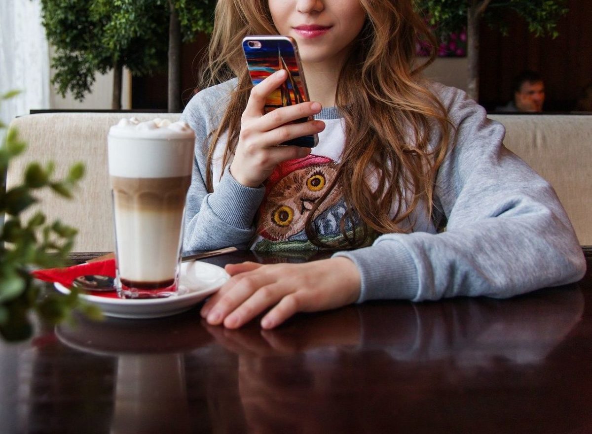 Mädchen Kaffee Smartphone